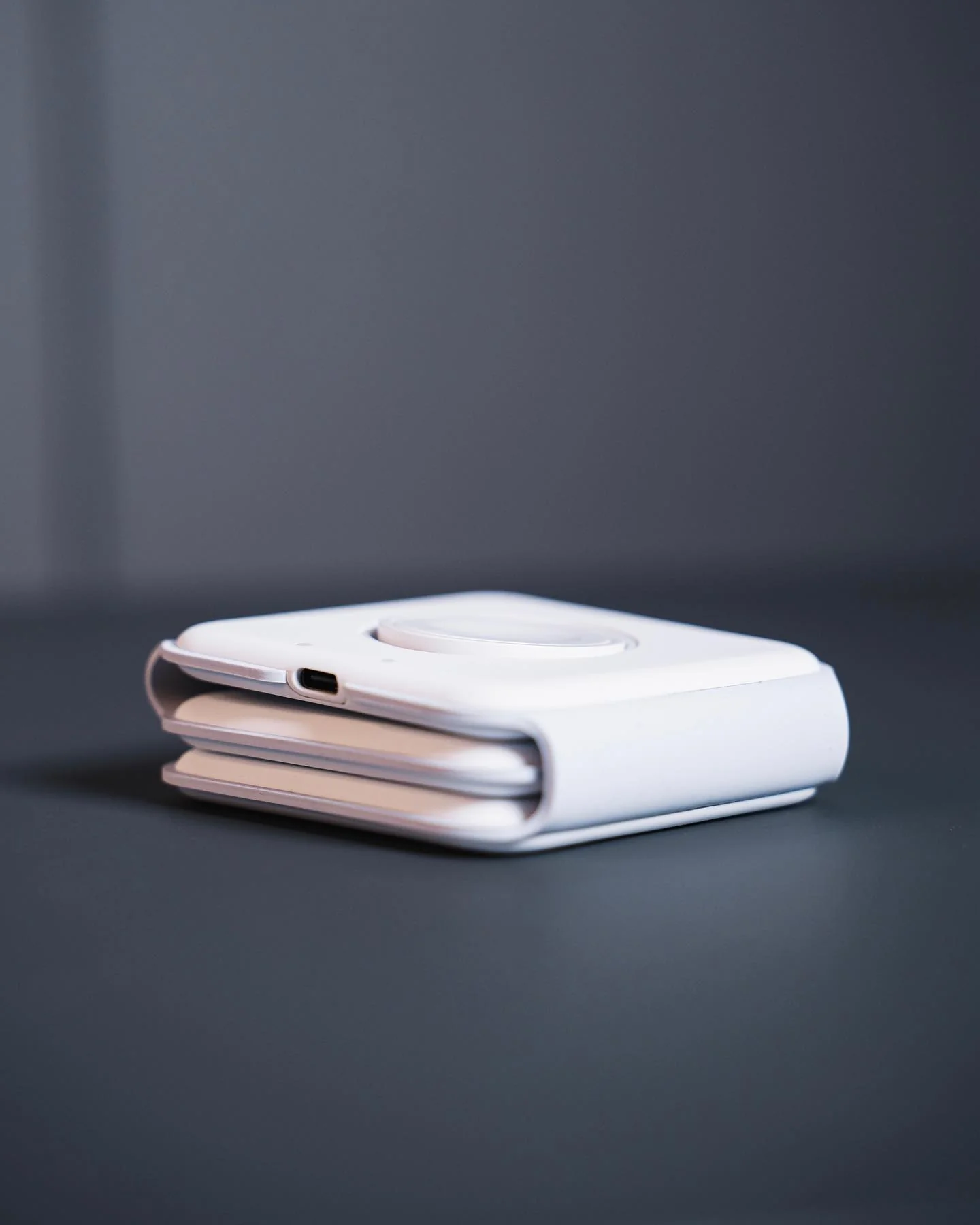 ZEERA MegFold: World's Most Portable 3-in-1 Foldable Travel MagSafe Wireless Charger for iPhone 15,Apple Watch & AirPods - Image 3