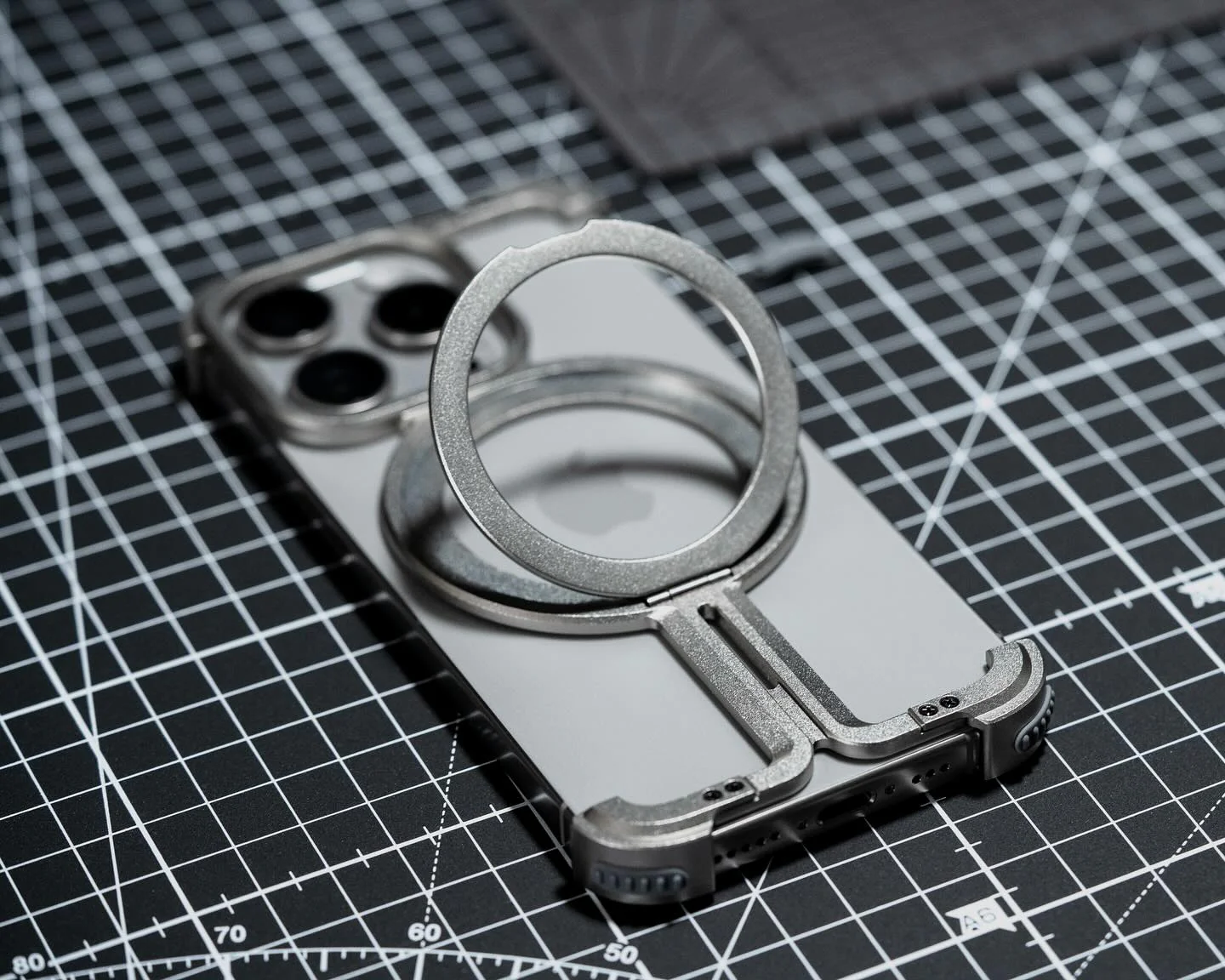 ZEERA Aluminum Alloy MagSafe Kickstand Cooling Case: Featuring a Futuristic Mechanical Aesthetic - Image 10
